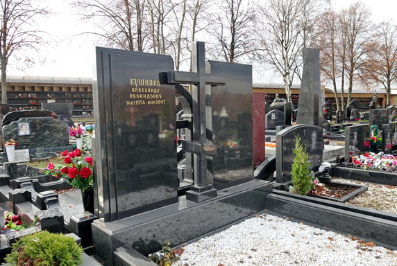 Православный крест в середине простой мемориальной композиции